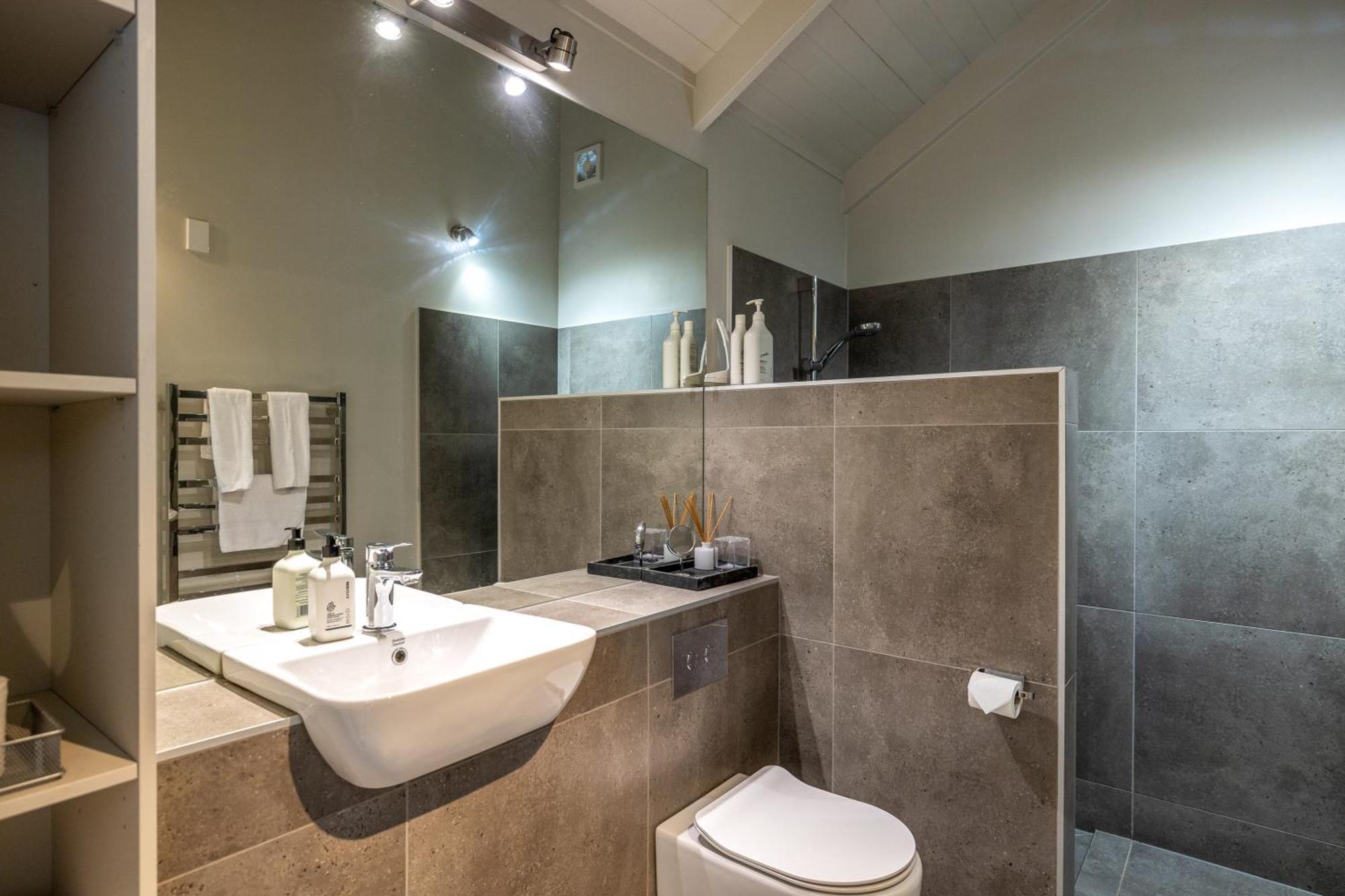 The Moorings Studio Apartments Oneroa Екстериор снимка